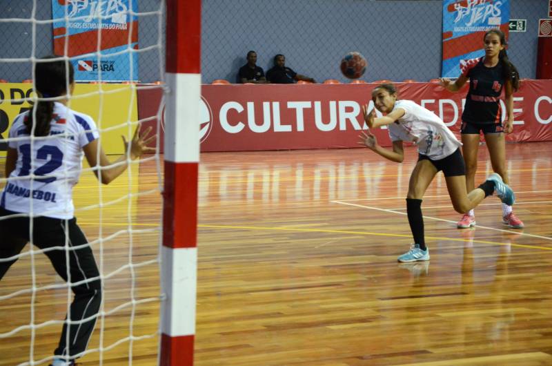 Em sua 60ª edição, os Jogos Estudantis Paraenses (JEPs) definiu a equipes que vão representar o Estado do Pará na etapa nacional, em Manaus (AM), de 19 a 23 de setembro. Das partidas realizadas neste sábado (23), pela etapa estadual, na Arena Guilerme Paraense - o Mangueirinho, foram premiados quatro times das modalidades de Basquete, Volei, Handebol e Futsal, na categoria "A" (de 12 a 14 anos). 

FOTO: FERNANDO NOBRE / ASCOM SEDUC
DATA: 23.06.2018
BELÉM - PARÁ <div class='credito_fotos'>Foto: FERNANDO NOBRE/ASCOM SEDUC   |   <a href='/midias/2018/originais/10e142c3-f006-4607-be57-44a7d437311d.jpg' download><i class='fa-solid fa-download'></i> Download</a></div>
