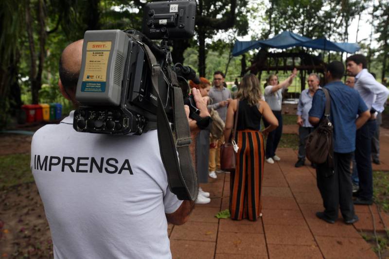 Jornalistas, influenciadores digitais e membros da sociedade civil organizada participaram, nesta quinta-feira (15), da visita guiada ao Parque Estadual do Utinga (Peut) que será inaugurado na sexta-feira (16), às 16h30. Os convidados foram recebidos pelo secretário estadual de Cultura, o arquiteto Paulo Chaves; pelo presidente do Ideflor-bio, Thiago Novaes; pelo gerente do Peut, Julio Meyer; pelo secretário de comunicação, Daniel Nardin e pelo representante da diretoria da Unidade de Conservação do Parque, Wendel Andrade. O evento começou às 9h com a apresentação das melhorias feitas no espaço durante as obras, dos serviços que funcionarão no local e de algumas normas de utilização desse novo equipamento. 

FOTO: SIDNEY OLIVEIRA / AG. PARÁ
DATA: 15.03.2018
BELÉM - PARÁ <div class='credito_fotos'>Foto: Sidney Oliveira/Ag. Pará   |   <a href='/midias/2018/originais/10e63d8e-c4d8-4a43-97f9-478fdb54330a.jpg' download><i class='fa-solid fa-download'></i> Download</a></div>