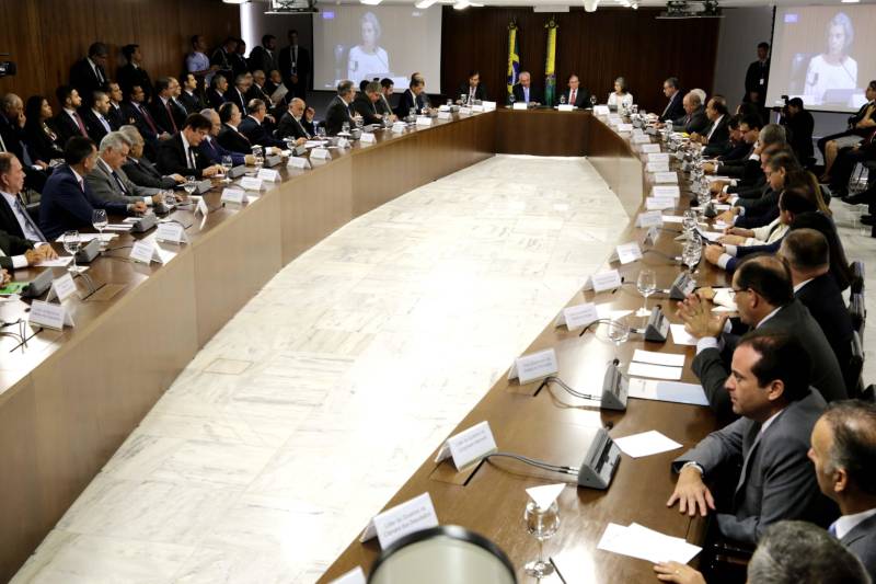 Em reunião com governadores de todo o país, nesta quinta-feira (1), no Palácio do Planalto, em Brasília, o presidente Michel Temer anunciou a criação de um plano para financiamento aos Estados para reforçar o aparelhamento das polícias, via empréstimo do Banco Nacional do Desenvolvimento Econômico e Social (BNDES). "Temos um plano delineado para financiar os Estados para o reequipamento das polícias locais. Temos essa angustiante preocupação sobre a segurança em todos os estados brasileiros. Não é no Estado A ou B", disse Michel Temer, no início da reunião.
O governador Simão Jatene participou do encontro. Jatene e os demais governadores das 27 unidades da Federação foram convocados pelo presidente para a reunião que teve como tema a segurança pública nacional. Além de Temer e os governadores, participaram do encontro a ministra Cármen Lúcia, presidente do Supremo Tribunal Federal; o ministro Raul Jungmann, da Segurança Pública; e os presidentes do Senado, Eunício Oliveira, e da Câmara dos Deputados, Rodrigo Maia. O secretário estadual de Segurança Pública e Defesa Social, Luiz Fernandes Rocha, acompanhou o governador em Brasília.

FOTO: DANILO OLIVEIRA
DATA: 01.03.2018
BRASÍLIA - DF <div class='credito_fotos'>Foto: DANILO OLIVEIRA   |   <a href='/midias/2018/originais/10f85c48-e0d1-4c2b-8194-5521356d84d9.jpg' download><i class='fa-solid fa-download'></i> Download</a></div>