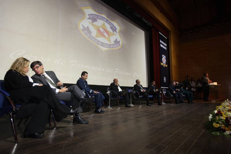 O Pará vai voltar a ter um delegado de polícia para cada município. A posse de 149 novos delegados da Polícia Civil, que aconteceu nesta segunda-feira (26) no Teatro Maria Sylvia Nunes, na Estação das Docas, vai garantir, com sobras, a cobertura completa dos 144 municípios do estado. Aprovados em concurso público, os novos delegados concluíram o curso de Formação da Polícia Civil do Pará no dia 15 deste mês. O curso foi o primeiro do Brasil a incluir sete disciplinas inéditas: Oratória, Atuação Policial frente aos Grupos Vulneráveis, Relacionamento com a Imprensa e Mídias Sociais, Abordagem Psicopatológica do Crime e da Violência, Investigação Financeira no Enfrentamento ao Crime de Lavagem de dinheiro, Noções Básicas de Enfrentamento às Fraudes Veiculares e Linguagem Brasileira de Sinais. O concurso aprovou ainda 300 investigadores, 180 escrivães e 20 papiloscopistas. Os novos policiais civis passaram por quatro meses de formação técnica e profissional na Acadepol. Com a nomeação, o próximo passo será a lotação dos novos servidores públicos nas unidades de Polícia Civil do estado, quando eles saberão em qual região do Pará trabalharão inicialmente.

FOTO: SYDNEY OLIVEIRA / AG. PARÁ
DATA: 26.02.2018
BELÉM - PARÁ <div class='credito_fotos'>Foto: Sidney Oliveira/Ag. Pará   |   <a href='/midias/2018/originais/10f9a796-0acf-4db4-a825-2407e5d59323.jpg' download><i class='fa-solid fa-download'></i> Download</a></div>