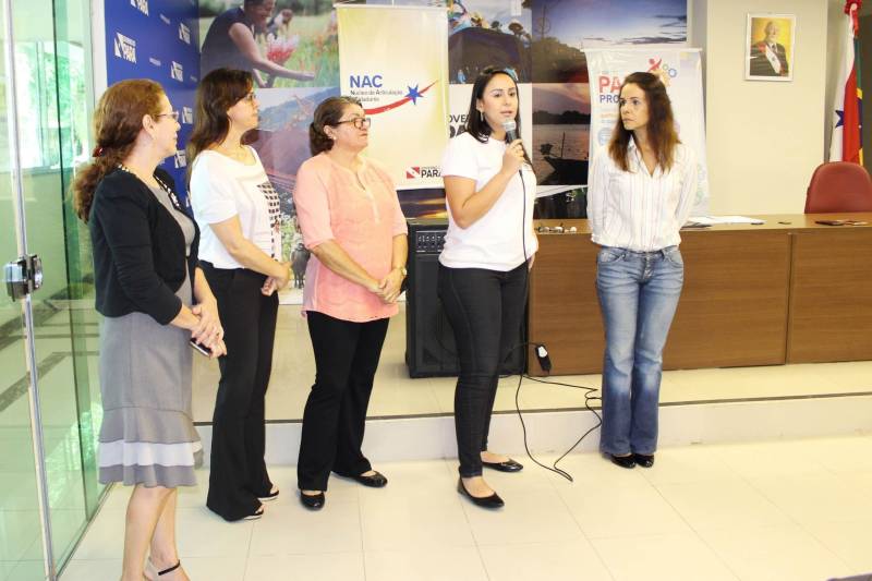 Alunos do curso de “Técnicas de gestão de resíduos sólidos” e de “Boas práticas higiênico sanitárias dos alimentos” foram certificados pelo Programa Pará Profissional. Ao todo, 32 concluintes estiveram presentes na cerimônia, que ocorreu no auditório da Casa Civil, na quinta-feira (28). O Programa Pará Profissional é um dos instrumentos utilizados no combate à desigualdade inter-regional no Estado, por meio da qualificação profissional da mão de obra local. Coordenado pela Secretaria de Estado de Ciência, Tecnologia e Educação Profissional e Tecnológica (Sectet), o programa é amparado pela Lei 8.427, de 16 de novembro de 2016. As ofertas de cursos são feitas de acordo com as demandas vindas dos setores produtivos de cada região do estado, mediante oficinas, reuniões e solicitações diretas das prefeituras.

FOTO: ERIKA TORRES / ASCOM NAC
DATA: 01.03.2018
BELÉM - PARÁ <div class='credito_fotos'>Foto: ERIKA TORRES / ASCOM NAC   |   <a href='/midias/2018/originais/11426a63-b686-413b-b829-c2b7a4eab2e0.jpg' download><i class='fa-solid fa-download'></i> Download</a></div>