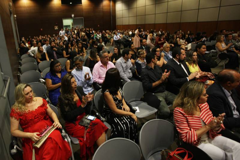 A Fundação Santa Casa de Misericórdia do Pará realizou na noite desta quinta-feira (22), no Hangar Centro de Convenções, a formatura de 63 residentes em 10 especialidades. A Residência Médica constitui modalidade de ensino de pós-graduação considerada “padrão ouro” da especialização médica. A cerimonia contou com a presença do secretário de Estado de Saúde Pública, Vitor Matheus, da presidente da Fundação Santa Casa de Misericórdia, Rosângela Monteiro e a coordenadora da Comissão de Residência Médica, Patrícia Carvalho.

FOTO: CARLOS SODRÉ / AG. PARÁ
DATA: 22.02.2018
BELÉM - PARÁ <div class='credito_fotos'>Foto: CARLOS SODRÉ / AG. PARÁ    |   <a href='/midias/2018/originais/11586736-6486-4cf0-ac2b-578cac40d966.jpg' download><i class='fa-solid fa-download'></i> Download</a></div>