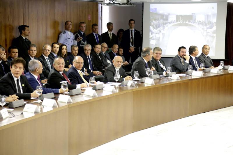 Em reunião com governadores de todo o país, nesta quinta-feira (1), no Palácio do Planalto, em Brasília, o presidente Michel Temer anunciou a criação de um plano para financiamento aos Estados para reforçar o aparelhamento das polícias, via empréstimo do Banco Nacional do Desenvolvimento Econômico e Social (BNDES). "Temos um plano delineado para financiar os Estados para o reequipamento das polícias locais. Temos essa angustiante preocupação sobre a segurança em todos os estados brasileiros. Não é no Estado A ou B", disse Michel Temer, no início da reunião.
O governador Simão Jatene participou do encontro. Jatene e os demais governadores das 27 unidades da Federação foram convocados pelo presidente para a reunião que teve como tema a segurança pública nacional. Além de Temer e os governadores, participaram do encontro a ministra Cármen Lúcia, presidente do Supremo Tribunal Federal; o ministro Raul Jungmann, da Segurança Pública; e os presidentes do Senado, Eunício Oliveira, e da Câmara dos Deputados, Rodrigo Maia. O secretário estadual de Segurança Pública e Defesa Social, Luiz Fernandes Rocha, acompanhou o governador em Brasília.

FOTO: DANILO OLIVEIRA
DATA: 01.03.2018
BRASÍLIA - DF <div class='credito_fotos'>Foto: DANILO OLIVEIRA   |   <a href='/midias/2018/originais/115cf182-b622-460d-a0e3-5a2b50604eca.jpg' download><i class='fa-solid fa-download'></i> Download</a></div>