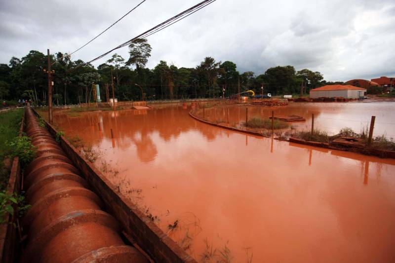 Iniciou neste sábado, 24, o prazo que o Governo do Estado deu para que a empresa de alumínio Hydro Alunorte adote procedimentos e mecanismos seguros ambientalmente, a fim de que as bacias de resíduos da empresa baixem os níveis em pelo menos um metro – o que é definido tecnicamente como padrão de segurança com comprovação permanente da redução e manutenção dos níveis. Uma equipe de fiscalização da Secretaria de Estado de Meio Ambiente e Sustentabilidade (Semas) está no município para fazer o monitoramento dos níveis das bacias do sistema de tratamento dos rejeitos da Bauxita. "Vamos montar equipes para, de duas em duas horas, avaliar o nível das bacias. Em caso de chuva o monitoramento será feito de uma em uma hora", explicou Rejiane Santos, geóloga da Diretoria de Licenciamento Ambiental da Semas.

FOTO: IGOR BRANDÃO / AG PARÁ
DATA: 24.02.2018
BELÉM - PARÁ
 <div class='credito_fotos'>Foto: IGOR BRANDÃO / AG. PARÁ   |   <a href='/midias/2018/originais/11a047a5-b1d7-4ba4-9a13-2c7d1e259ed0.jpg' download><i class='fa-solid fa-download'></i> Download</a></div>