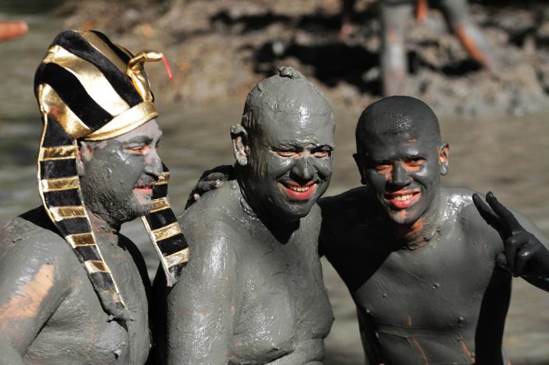 Em Curuçá, no nordeste do Estado, é do mangue que sai o caranguejo, sustento de muitas famílias, e a lama (Tijuco), matéria-prima da fantasia usada pelos brincantes do tradicional bloco carnavalesco "Pretinhos do Mangue". Neste domingo (11), segundo a organização do evento, mais de 17 mil pessoas entre brincantes e espectadores acompanharam o cortejo que teve início no Porto dos Pretinhos e seguiu pelas principais ruas do município até a praça da folia, na orla. O bloco nasceu no ano de 1989 a partir da frustração de dois amigos que foram ao mangue atrás de alimento, mas não conseguiram nenhum caranguejo. Então decidiram passar lama pelo corpo e saíram pela cidade em forma de protesto. "O mangue oferece o nosso caranguejo, mexilhão e camarão. É daqui que as famílias tiram seu sustento. Nossa intenção é aproveitar esse momento de alegria e passar essa mensagem de preservação", afirmou Edmilson Campos, mais conhecido como "Cafá", que está à frente do bloco há 18 anos.

FOTO: CRISTINO MARTIS / AG PARÁ
12.02.2018
CURUÇÁ - PARÁ <div class='credito_fotos'>Foto: Cristino Martins/Ag. Pará   |   <a href='/midias/2018/originais/11b32660-98ad-46c6-b771-1d7ffdd302f5.jpg' download><i class='fa-solid fa-download'></i> Download</a></div>