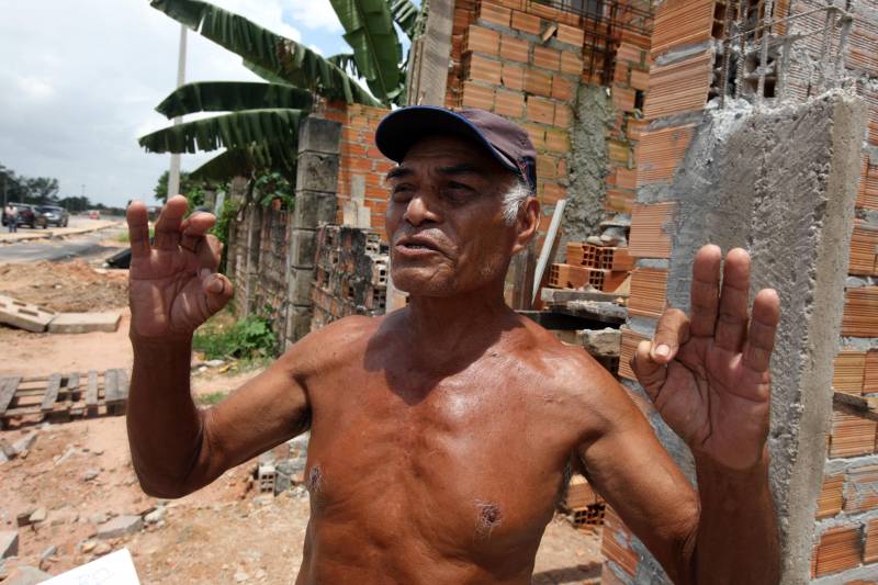 “Era lama, mato, lixo, um inferno. Agora, ainda nem tá pronto e já virou um paraíso”. Exageros à parte, o motorista Manoel Nascimento (foto)  está satisfeito. Morador da Comunidade Vareta, no bairro da Guanabara, em Ananindeua, Manoel conviveu 11 anos tendo às suas costas uma área degradada. Hoje, a história mudou.

FOTO: ANTÔNIO SILVA / AG. PARÁ
DATA: 07.03.2018
BELÉM - PARÁ <div class='credito_fotos'>Foto: ANTONIO SILVA / AG. PARÁ    |   <a href='/midias/2018/originais/11bccc66-4ded-45f4-bf70-5bfd0a20851a.jpg' download><i class='fa-solid fa-download'></i> Download</a></div>