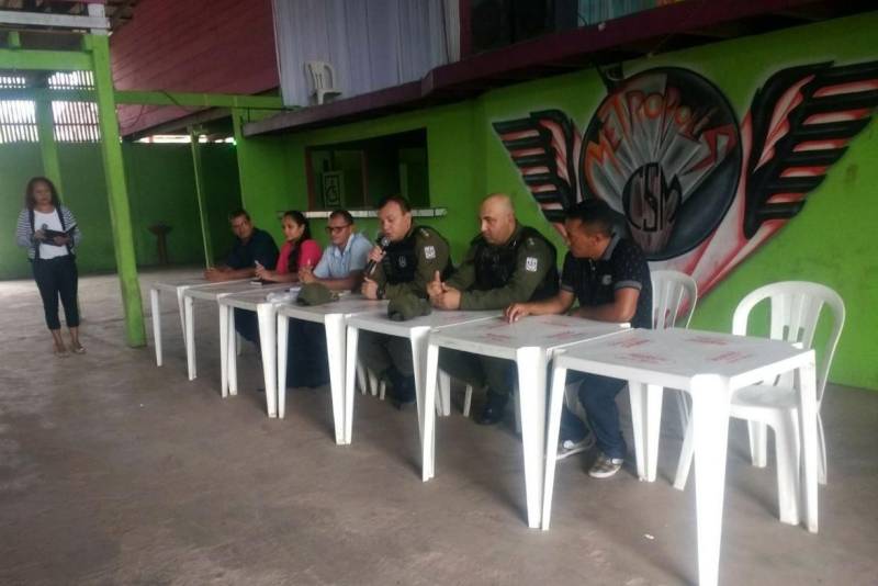 A Polícia Militar aprendeu no domingo de Carnaval (11) drogas e um celular furtado na Vila de Santa Maria do Uruará, no interior do município de Prainha, na região oeste. A ação foi conduzida pelo 18º Batalhão (BPM), sediado em Monte Alegre, e pelo 6º Posto de Policiamento Destacado do local. O trabalho realizado pelo serviço de inteligência da PM resultou na recuperação do celular e apreensão de drogas e quase R$ 900,00 em espécie. De acordo com informações do Comando de Policiamento Regional 1 (CPR 1), que atua em 13 municípios da região, a PM vem atuando em parceria com a comunidade. Na audiência pública realizada com membros do Sistema de Segurança Pública no sábado (10), representantes da comunidade mostraram preocupação com o aumento do consumo de entorpecentes entre os jovens.

FOTO: SAMUEL ALVARENGA / AG PARÁ
DATA: 12.02.2018
PRAINHA - PARÁ <div class='credito_fotos'>Foto: SAMUEL ALVARENGA/AG.PARÁ   |   <a href='/midias/2018/originais/11dbf5e7-5b1b-4687-944b-f592f58a15a2.jpg' download><i class='fa-solid fa-download'></i> Download</a></div>