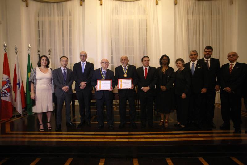 O governador Simão Jatene foi homenageado pela Associação do Corpo Consular no Estado do Pará (ACCP) com a Comenda do Mérito Consular João Clemente Baena Soares. A maior honraria da entidade foi entregue na noite desta quinta-feira (22), no salão nobre do prédio sede da Associação Comercial do Pará (ACP), em Belém. Na foto, o governador Simão Jatene (d), e o embaixador Baena Soares recebem comenda.

FOTO: IGOR BRANDÃO / AG. PARÁ
DATA: 22.02.2018
BELÉM - PARÁ <div class='credito_fotos'>Foto: IGOR BRANDÃO / AG. PARÁ   |   <a href='/midias/2018/originais/1204ad9f-8f95-4d94-86fe-2321add0288d.jpg' download><i class='fa-solid fa-download'></i> Download</a></div>