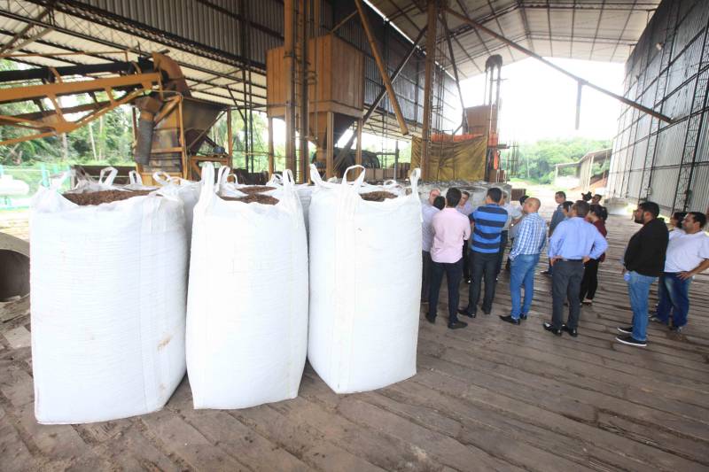 Mais de 300 produtores compareceram à arena Bira's, em Igarapé-Miri, no nordeste paraense, na manhã de quinta-feira (15), em busca de informações sobre crédito, qualificação profissional, regularização fundiária e cadeia produtiva. O público foi atendido pela "Caravana Pará 2030 - Igarapé-Miri", promovida pelo governo do Estado, que levou ao município os serviços de várias secretarias, bancos e instituições ligadas à produção e à intermediação de negócios.

FOTO: RODOLFO OLIVEIRA / AG. PARÁ
DATA: 16.03.2018
IGARAPÉ-MIRI - PARÁ <div class='credito_fotos'>Foto: Rodolfo Oliveira/Ag. Pará   |   <a href='/midias/2018/originais/1259c8ae-3385-48cc-905f-3733082e0135.jpg' download><i class='fa-solid fa-download'></i> Download</a></div>