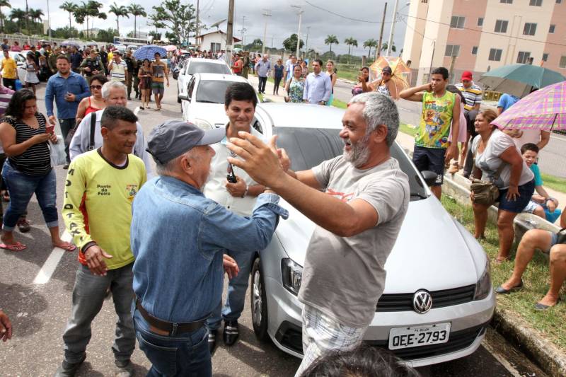 Deve ocorrer a partir da próxima segunda-feira (19) a entrega das chaves aos futuros moradores do Residencial Viver Melhor Marituba, localizado no quilômetro 15 da Rodovia BR-316, em Marituba, região metropolitana de Belém. A cerimônia de inauguração do conjunto, marcada para este sábado (17), foi adiada pela terceira vez pelo Ministério das Cidades, causando transtorno a centenas de pessoas que foram ao local com a promessa de receber o apartamento e começar uma vida nova. O governador Simão Jatene foi ao local esclarecer aos proprietários - muitos vindos de bairros distantes de Belém e Ananindeua - o motivo de mais um adiamento.

FOTO: CRISTINO MARTINS / AG. PARÁ
DATA: 17.02.2017
MARITUBA - PARÁ <div class='credito_fotos'>Foto: Cristino Martins/Ag. Pará   |   <a href='/midias/2018/originais/127e2115-611f-4ca2-93ae-1f514bf613ce.jpg' download><i class='fa-solid fa-download'></i> Download</a></div>