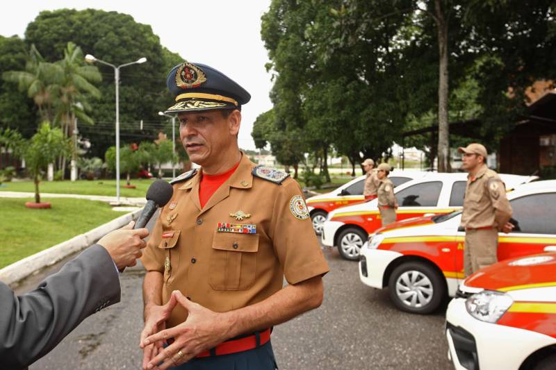 Na mesma cerimônia que entregou as viaturas para serviços de vistoria, o governador Simão Jatene fez uma visita técnica às instalações da nova Policlínica ao Corpo de Bombeiros Militar do Estado. Um prédio no Quartel do Comando Geral da corporação foi reformado e adaptado para receber a Policlínica, que oferta assistência médico-odontológico, psicológico e de primeiros socorros aos bombeiros militares e seus dependentes. Na foto, o comandante-geral do Corpo de Bombeiros Militar do Pará, coronel Zanelli Nascimento.

FOTO: IGOR BRANDÃO / AG. PARÁ
DATA: 15.03.2018
BELÉM - PARÁ <div class='credito_fotos'>Foto: IGOR BRANDÃO / AG. PARÁ   |   <a href='/midias/2018/originais/129a4512-e7ac-43c1-bf0a-f0eff0f33550.jpg' download><i class='fa-solid fa-download'></i> Download</a></div>