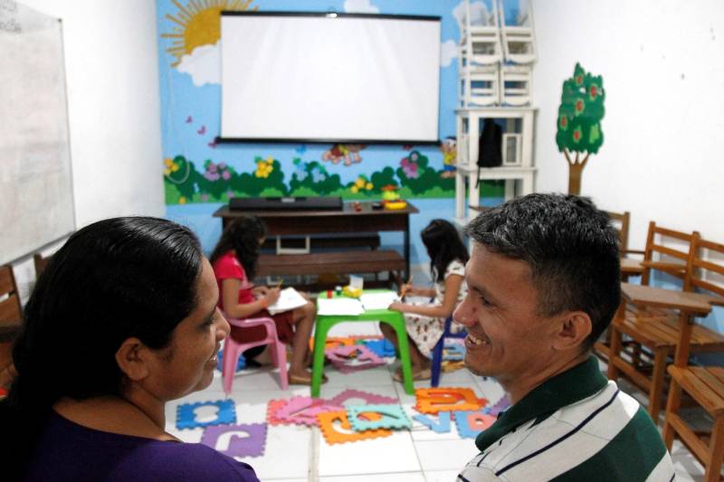 Proporcionar o estreitamento dos laços familiares entre os detentos e os filhos. Esse é o principal objetivo de uma brinquedoteca dentro de uma unidade prisional. No Centro de Recuperação do Coqueiro (CRC), a brinquedoteca foi especialmente decorada e preparada para receber os filhos de detentos pela equipe de profissionais do setor social da unidade. Há cadeiras, brinquedos e livros tornando o ambiente carcerário menos traumático para as crianças. Nesta sexta-feira (16), as irmãs gêmeas Suanne e Suellen, de 10 anos, foram visitar o pai, o detento José Ribeiro Araújo, preso há três anos (foto).

FOTO: AKIRA ONUMA / ASCOM SUSIPE
DATA: 16.02.2018
BELÉM - PARÁ <div class='credito_fotos'>Foto: Akira Onuma / Ascom Susipe   |   <a href='/midias/2018/originais/13119e54-49ec-4c46-831c-24a1518b3ee0.jpg' download><i class='fa-solid fa-download'></i> Download</a></div>