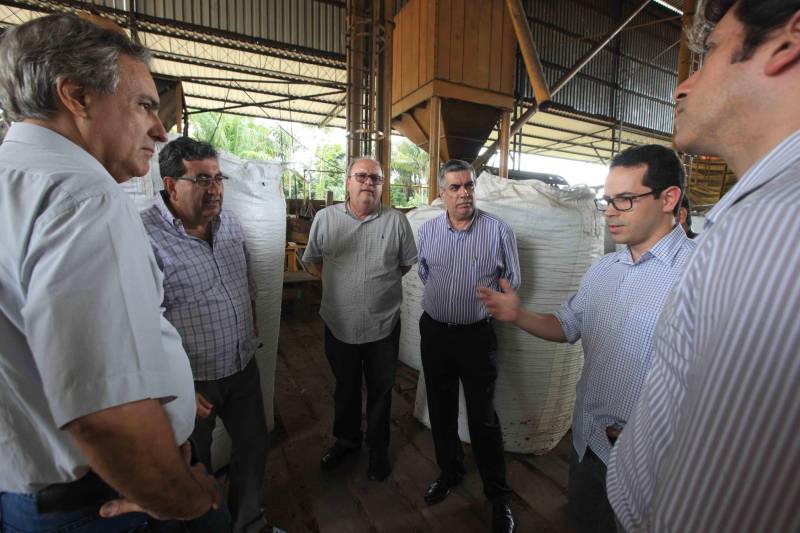 Mais de 300 produtores compareceram à arena Bira's, em Igarapé-Miri, no nordeste paraense, na manhã de quinta-feira (15), em busca de informações sobre crédito, qualificação profissional, regularização fundiária e cadeia produtiva. O público foi atendido pela "Caravana Pará 2030 - Igarapé-Miri", promovida pelo governo do Estado, que levou ao município os serviços de várias secretarias, bancos e instituições ligadas à produção e à intermediação de negócios.

FOTO: RODOLFO OLIVEIRA / AG. PARÁ
DATA: 16.03.2018
IGARAPÉ-MIRI - PARÁ <div class='credito_fotos'>Foto: Rodolfo Oliveira/Ag. Pará   |   <a href='/midias/2018/originais/13189365-2d37-4b08-a893-5e89215fdc70.jpg' download><i class='fa-solid fa-download'></i> Download</a></div>