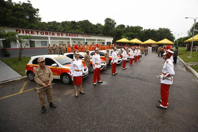 Na mesma cerimônia que entregou as viaturas para serviços de vistoria, o governador Simão Jatene fez uma visita técnica às instalações da nova Policlínica ao Corpo de Bombeiros Militar do Estado. Um prédio no Quartel do Comando Geral da corporação foi reformado e adaptado para receber a Policlínica, que oferta assistência médico-odontológico, psicológico e de primeiros socorros aos bombeiros militares e seus dependentes.

FOTO: IGOR BRANDÃO / AG. PARÁ
DATA: 15.03.2018
BELÉM - PARÁ <div class='credito_fotos'>Foto: IGOR BRANDÃO / AG. PARÁ   |   <a href='/midias/2018/originais/132c2d17-41ba-4552-9fbb-86a51746c9d6.jpg' download><i class='fa-solid fa-download'></i> Download</a></div>