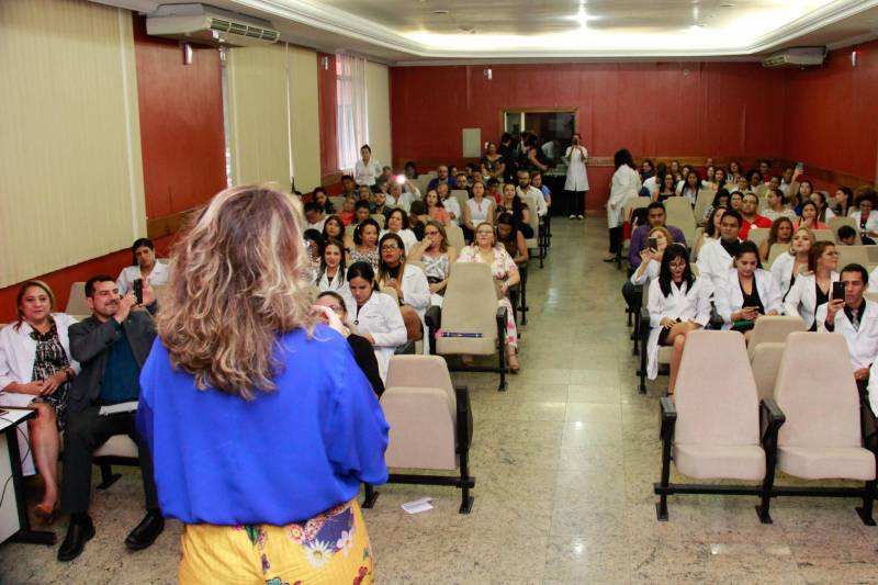 O hospital Ophir Loyola promoveu nesta quinta-feira (22), a formatura de novos especialistas nas áreas de Oncologia em Cuidados Paliativos, de Enfermagem em Atenção ao Câncer e de Cirurgia e Traumatologia Buco-maxilofacial. 

FOTO: FELIPE TIAGO / DIVULGAÇÃO
DATA: 22.02.2018
BELÉM - PARÁ <div class='credito_fotos'>Foto: FELIPE TIAGO / DIVULGAÇÃO   |   <a href='/midias/2018/originais/13b8896a-9081-402b-bafc-ce98ae3463cc.jpg' download><i class='fa-solid fa-download'></i> Download</a></div>