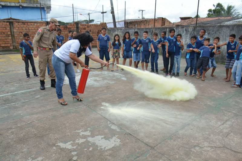 Moradores da comunidade Pantanal, no bairro do Mangueirão, em Belém, receberam, nesta terça-feira (10), 100 kits de gás de cozinha, contendo registro regulador e mangueira. A ação foi realizada pelo 27º Grupamento do Corpo de Bombeiros Militar do Pará. O objetivo da ação é demonstrar como se deve agir diante de uma situação de vazamento do Gás Liquefeito de Petróleo (GLP). A programação contou com o apoio da empresa Liquigás, que realizou a doação dos kits. Já a equipe da Defesa Civil orientou os moradores sobre prevenção de acidentes. “A necessidade é observar a validade do registro e das mangueiras, bem como desmistificar algumas situações quando se tenta impedir um vazamento”, explicou a sub-comandante do 27º GBM, Major Gabriela Contente. O 27º Grupamento de Bombeiros Militar fica no bairro do Mangueirão e atende sete bairros (Mangueirão, Castanheira, Marambaia, Una, Cabanagem, Parque Verde e Benguí) da capital paraense.

FOTO: CARLOS YURI / ASCOM CBMPA
DATA: 10.04.2018
BELÉM - PARÁ <div class='credito_fotos'>Foto: CARLOS YURI / ASCOM CBMPA   |   <a href='/midias/2018/originais/13fc8f3a-d1a1-44c6-a975-4c444c0fbd8e.jpg' download><i class='fa-solid fa-download'></i> Download</a></div>