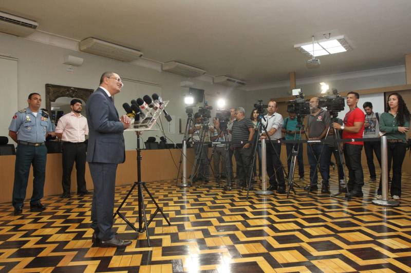 Esforço concentrado, foco definido, inteligência ampliada e força maior, para obter resultados concretos e imediatos. Este é o novo momento da segurança pública no Pará, a partir desta quarta-feira (21), com a apresentação do novo secretário de Estado de Segurança Pública e Defesa Social do Pará, Luiz Fernandes Rocha. Às 16h, logo depois de apresentar o detalhamento de seu plano de ações ao governador Simão Jatene, Luiz Fernandes fala à imprensa em entrevista coletiva à Imprensa, no auditório do Palácio do Governo. O plano de ações é dividido em tópicos, com 10 eixos de enfrentamento do crime, cada um deles com coordenação própria, sem prejuízo do trabalho integrado. Dentre esses eixos, será intensificado o combate a toda modalidade de roubos, assaltos, homicídios, violência contra a mulher e tráfico de drogas, ocorrências que mais incomodam a população.

FOTO: CRISTINO MARTINS / AG. PARÁ
DATA: 21.02.2018
BELÉM - PARÁ <div class='credito_fotos'>Foto: Cristino Martins/Ag. Pará   |   <a href='/midias/2018/originais/1400cd7c-8bec-486a-8f4e-61aa875b45cc.jpg' download><i class='fa-solid fa-download'></i> Download</a></div>