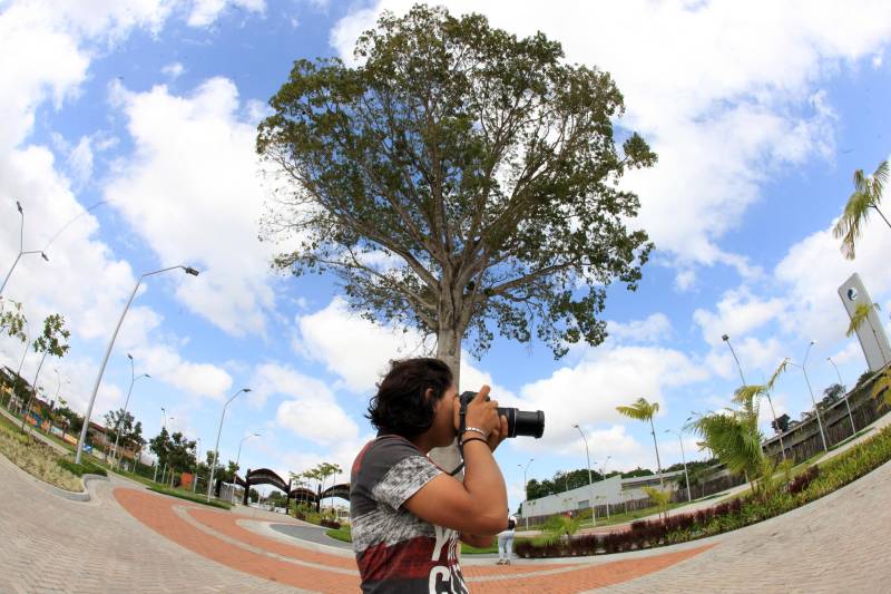 Observar seu entorno e aprimorar o próprio olhar. Este é o princípio da oficina de fotografia ministrada pelo fotojornalista Sidney Oliveira, que desde a última segunda-feira, 5, está no Centro Comunitário da Comunidade Pantanal, no bairro do Curió-Utinga, onde 17 jovens participam do Projeto Biizu, que abriu assim suas atividades de 2018.

FOTO: RODOLFO OLIVEIRA / AG. PARÁ
07.03.2018
BELÉM - PARÁ <div class='credito_fotos'>Foto: Rodolfo Oliveira/Ag. Pará   |   <a href='/midias/2018/originais/14444205-7f8a-4ba5-aea1-b737e7370360.jpg' download><i class='fa-solid fa-download'></i> Download</a></div>