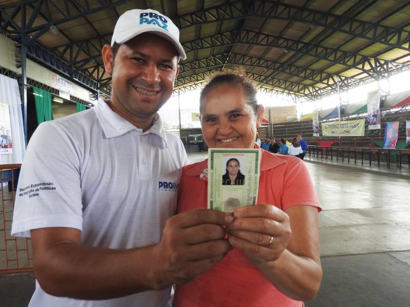 Termina neste sábado, 17, o atendimento da Caravana Pro Paz Cidadania em Bragança, município localizado na região nordeste do estado. Com o apoio da prefeitura e secretarias estaduais, a ação começou na quinta-feira, 15, no ginásio do Senai. Até o momento, mais de dois mil atendimentos foram feitos. A população pode solicitar a emissão de RG, CPF, certidão de nascimento (1° e 2° via), Id Jovem, identidade de nome social e aconselhamento jurídico.

FOTO: CARLOS SODRÉ / AG. PARÁ
DATA: 16.03.2018
BRAGANÇA - PARÁ <div class='credito_fotos'>Foto: Carlos Sodré/Agência Pará   |   <a href='/midias/2018/originais/1581c89f-0ee0-49fb-b0e7-f3b2c2c980be.jpg' download><i class='fa-solid fa-download'></i> Download</a></div>