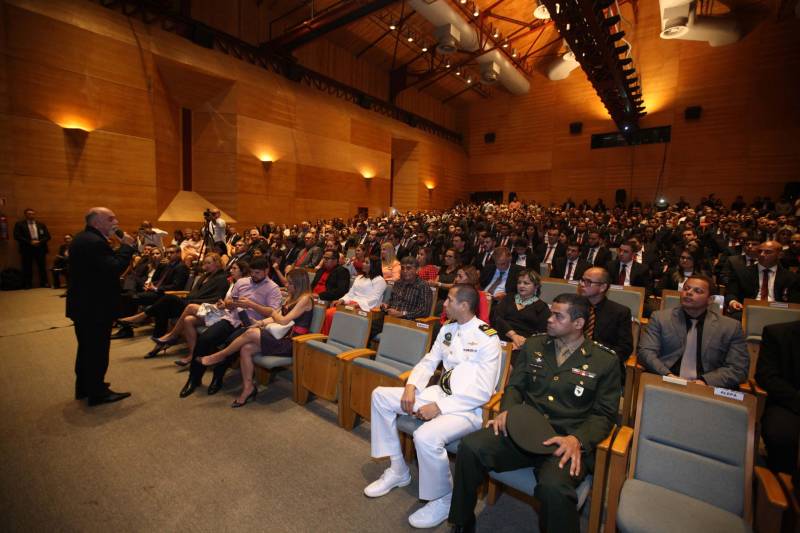 Para o governador Simão Jatene (foto), todos os nomeados podem se considerar – a partir do momento em que optaram por um concurso público no Pará – paraenses, “pois vão ajudar a construir o estado”. “Vocês terão a grata oportunidade de conhecer o estado pelo seu interior, o que é extremamente enriquecedor”, disse o governador. “Mas, preparem-se, pois terão poucos aplausos nos acertos e muitas e severas críticas ao menor erro”. Sobre o concurso e a posse dos novos delegados, Jatene disse que “mais um desafio foi vencido, que é o de ter um delegado para cada município”. “É mais um passo no sentido de combater a violência e melhorar os índices da segurança pública, o que nós fazemos mesmo com a crise que ainda assola o país”, disse o governador. “Enquanto existir essa vontade coletiva, unindo governo e sociedade, vamos vencer mais desafios, em todas as áreas”, concluiu Simão Jatene.

FOTO: SYDNEY OLIVEIRA / AG. PARÁ
DATA: 26.02.2018
BELÉM - PARÁ <div class='credito_fotos'>Foto: Sidney Oliveira/Ag. Pará   |   <a href='/midias/2018/originais/15961ea2-3106-4005-9d1e-2ccefa1dd2c1.jpg' download><i class='fa-solid fa-download'></i> Download</a></div>