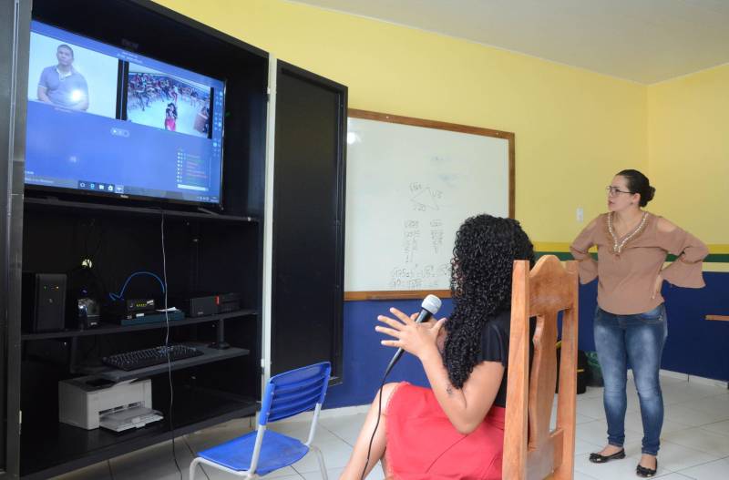 Estudantes da vila Enche Concha, no município de Cachoeira do Piriá, a 250 km de Belém, assistiram pela primeira vez, na última quarta-feira (14), à aula do Sistema Educacional Interativo (SEI), que a Secretaria de Estado de Educação (Seduc) está implantando para ampliar o ensino médio em localidades de difícil acesso no interior. A professora Edilene Aguiar (foto) auxiliou pessoalmente os estudantes, em sala de aula, a formarem opinião sobre o tema.

FOTO: RAI PONTES / ASCOM SEDUC
DATA: 14.03.2018
CACHOEIRA DO PIRIÁ - PARÁ <div class='credito_fotos'>Foto: Rai Pontes/Ascom Seduc   |   <a href='/midias/2018/originais/15e50618-f8c2-4d0b-a2b7-0e967923a234.jpg' download><i class='fa-solid fa-download'></i> Download</a></div>