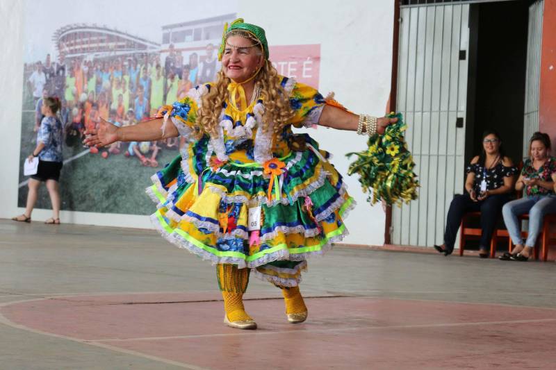 Cerca de 400 idosos, trajando as vestes típicas da época junina, participaram do 19º “Arraiá” (foto), que integra o Projeto Vida Ativa na Terceira Idade, nesta terça-feira (26), no Estádio Olímpico do Pará, o Mangueirão, em Belém. O momento mais esperado da festa foi o concurso de Miss Caipira 2018. Conceição Albuquerque, com o traje “Miss Copa do Mundo”, foi a vencedora desta edição. A festa junina contou com apresentação de quadrilhas de entidades de assistência à pessoa idosa e muitas brincadeiras da quadra junina, além da cantora Suanny Batidão. Com a roupa nas cores verde e amarela, Conceição Albuquerque, candidata do núcleo do projeto que funciona na Tuna Luso Brasileira, apostou na junção do tema junino com a mais importante competição de futebol – a Copa do Mundo, na Rússia. A ganhadora participou ao lado de cinco candidatas e conquistou os jurados, que avaliaram coreografia, simpatia e traje. Emocionada, a vencedora recebeu a faixa das mãos de Marlene da Silva, a miss de 2017.

FOTO: ADRIANA PINTO / ASCOM SEEL
DATA: 26.06.2018
BELÉM - PARÁ <div class='credito_fotos'>Foto: ADRIANA PINTO / ASCOM SEEL   |   <a href='/midias/2018/originais/1647edfd-6af1-41cf-915c-01ceb2bab46e.jpg' download><i class='fa-solid fa-download'></i> Download</a></div>