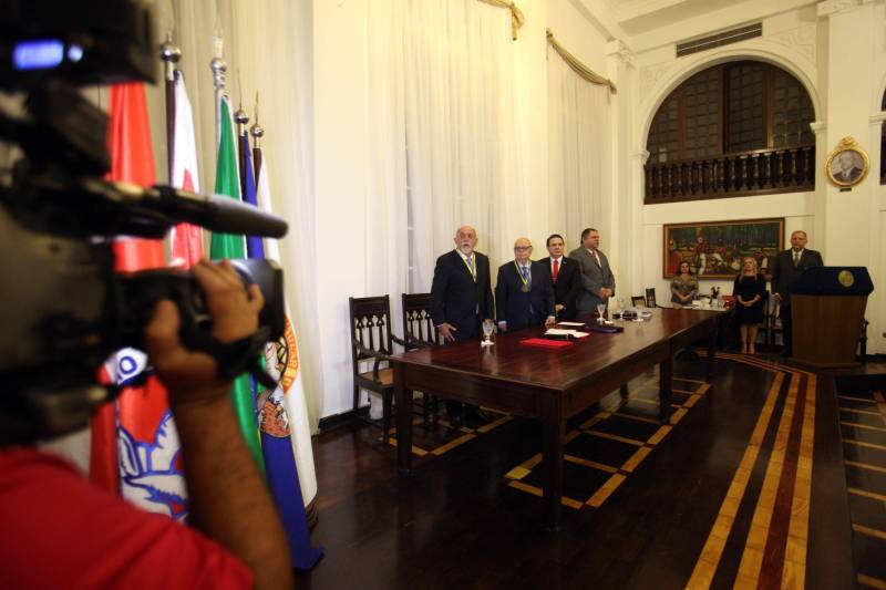 O governador Simão Jatene foi homenageado pela Associação do Corpo Consular no Estado do Pará (ACCP) com a Comenda do Mérito Consular João Clemente Baena Soares. A maior honraria da entidade foi entregue na noite desta quinta-feira (22), no salão nobre do prédio sede da Associação Comercial do Pará (ACP), em Belém.

FOTO: IGOR BRANDÃO / AG. PARÁ
DATA: 22.02.2018
BELÉM - PARÁ <div class='credito_fotos'>Foto: IGOR BRANDÃO / AG. PARÁ   |   <a href='/midias/2018/originais/16efdb75-0506-4461-9cd7-b671dbd41233.jpg' download><i class='fa-solid fa-download'></i> Download</a></div>