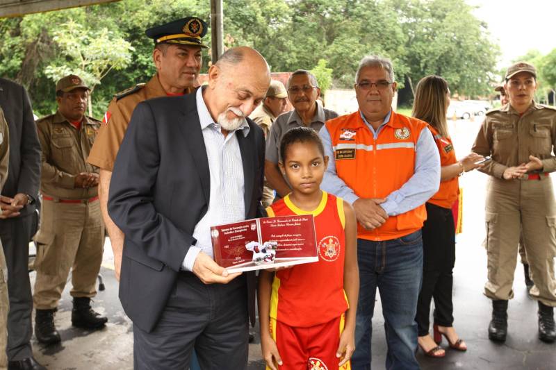 Na mesma cerimônia que entregou as viaturas para serviços de vistoria, o governador Simão Jatene (foto) fez uma visita técnica às instalações da nova Policlínica ao Corpo de Bombeiros Militar do Estado. Um prédio no Quartel do Comando Geral da corporação foi reformado e adaptado para receber a Policlínica, que oferta assistência médico-odontológico, psicológico e de primeiros socorros aos bombeiros militares e seus dependentes.

FOTO: IGOR BRANDÃO / AG. PARÁ
DATA: 15.03.2018
BELÉM - PARÁ <div class='credito_fotos'>Foto: IGOR BRANDÃO / AG. PARÁ   |   <a href='/midias/2018/originais/173bff95-21fb-4d7e-bf4c-ad83fc873adb.jpg' download><i class='fa-solid fa-download'></i> Download</a></div>