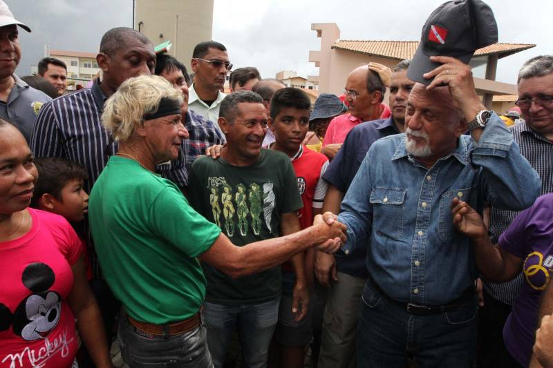 Deve ocorrer a partir da próxima segunda-feira (19) a entrega das chaves aos futuros moradores do Residencial Viver Melhor Marituba, localizado no quilômetro 15 da Rodovia BR-316, em Marituba, região metropolitana de Belém. A cerimônia de inauguração do conjunto, marcada para este sábado (17), foi adiada pela terceira vez pelo Ministério das Cidades, causando transtorno a centenas de pessoas que foram ao local com a promessa de receber o apartamento e começar uma vida nova. O governador Simão Jatene foi ao local esclarecer aos proprietários - muitos vindos de bairros distantes de Belém e Ananindeua - o motivo de mais um adiamento.

FOTO: CRISTINO MARTINS / AG. PARÁ
DATA: 17.02.2017
MARITUBA - PARÁ <div class='credito_fotos'>Foto: Cristino Martins/Ag. Pará   |   <a href='/midias/2018/originais/178ca8aa-37f2-450b-a415-1e320d4eb056.jpg' download><i class='fa-solid fa-download'></i> Download</a></div>