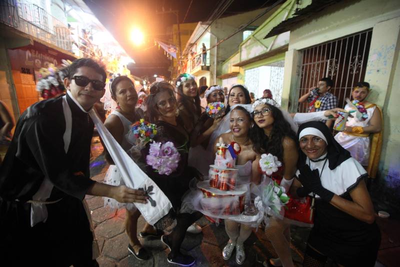 O professor Júlio Leal Gomes é natural de Vigia de Nazaré, no nordeste paraense, terra conhecida pela hospitalidade, principalmente em época festiva. Mantendo a tradição, no Carnaval Júlio e seus irmãos abrem a casa da família para amigos e outros parentes. Neste ano, o imóvel de quatro cômodos abrigou mais de 50 pessoas. Vigia tem um dos maiores e mais tradicionais carnavais do Pará. Nesta época do ano, a população do município, de 51.173 habitantes (Censo/IBGE), triplica com a chegada de brincantes oriundos de todo o Brasil, e os vigienses – igual coração de mãe - acolhem essa multidão. A estimativa é a cidade receber mais de 300 mil pessoas neste Carnaval.

FOTO: IGOR BRANDÃO / AG PARÁ
DATA: 13.02.2018
VIGIA - PARÁ <div class='credito_fotos'>Foto: IGOR BRANDÃO / AG. PARÁ   |   <a href='/midias/2018/originais/17a81643-06af-4991-b2d1-2c7ce025b3a6.jpg' download><i class='fa-solid fa-download'></i> Download</a></div>