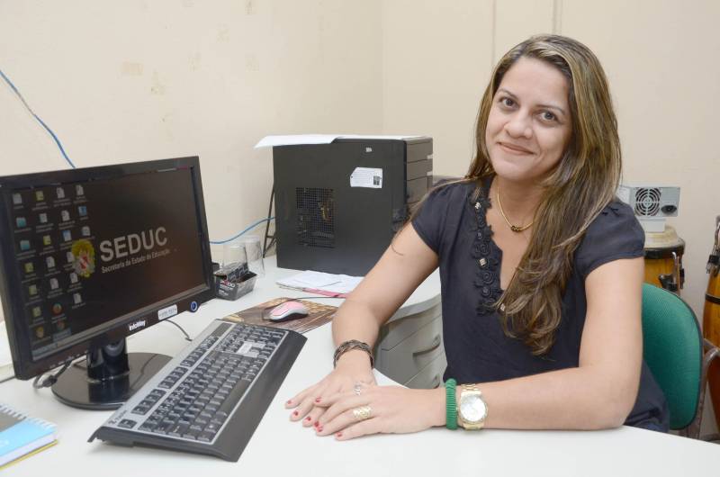 Quatro estudantes da Escola Estadual Antônio Gondim Lins, em Ananindeua, vivenciaram recentemente o sentimento da conquista de uma vaga para um curso superior. Tudo porque na sexta-feira (16), foi divulgada a relação de candidatos aprovados para cursos do Instituto Federal do Pará (IFPA), e entre eles estão Letícia do Socorro Siqueira Souza (Matemática); Elizabeth Feitoza de Abreu (Pedagogia); Larissa Guedes Monteiro (Pedagogia) e Ana Beatriz Alves Seabra (Tecnologia em Saneamento Ambiental). As quatro estudantes que foram aprovadas via SISU (Sistema de Seleção Unificada) acabam de concluir o Ensino Médio em um ano e seis meses de atividades do Projeto Mundiar, mantido pela Secretaria de Estado de Educação (Seduc) em parceria com a Fundação Roberto Marinho. O foco do Projeto Mundiar é a correção da distorção idade-ano escolar de alunos. Em geral, são alunos que abandonaram seus estudos por diversos motivos. Na foto, a coordenadora do Mundiar na escola, Sônia Everton.

FOTO: ASCOM / SEDUC
DATA: 21.02.2018
BELÉM - PARÁ <div class='credito_fotos'>Foto: ASCOM SEDUC   |   <a href='/midias/2018/originais/17c696da-4f33-4edc-b652-8ec14de3d630.jpg' download><i class='fa-solid fa-download'></i> Download</a></div>