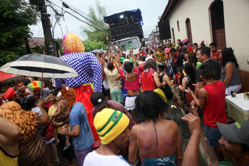 O professor Júlio Leal Gomes é natural de Vigia de Nazaré, no nordeste paraense, terra conhecida pela hospitalidade, principalmente em época festiva. Mantendo a tradição, no Carnaval Júlio e seus irmãos abrem a casa da família para amigos e outros parentes. Neste ano, o imóvel de quatro cômodos abrigou mais de 50 pessoas. Vigia tem um dos maiores e mais tradicionais carnavais do Pará. Nesta época do ano, a população do município, de 51.173 habitantes (Censo/IBGE), triplica com a chegada de brincantes oriundos de todo o Brasil, e os vigienses – igual coração de mãe - acolhem essa multidão. A estimativa é a cidade receber mais de 300 mil pessoas neste Carnaval.

FOTO: IGOR BRANDÃO / AG PARÁ
DATA: 13.02.2018
VIGIA - PARÁ <div class='credito_fotos'>Foto: IGOR BRANDÃO / AG. PARÁ   |   <a href='/midias/2018/originais/186b15af-8490-4ed3-aa4b-10619f54380f.jpg' download><i class='fa-solid fa-download'></i> Download</a></div>