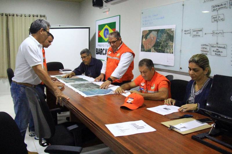 Nesta sexta-feira (23), uma sala de situação foi estabelecida no município de Barcarena em cooperação com vários órgãos do Governo estadual e municipal, para auxiliar e atender as necessidades básicas dos moradores da área onde ficam localizadas as bacias de resíduos da empresa Hydro. Entre as prioridades elencadas pelo governador Simão Jatene, anunciada em coletiva nesta sexta-feira (23), está o atendimento da população e a garantia de proteção da saúde da população, mitigando os problemas já causados e evitar novos. A sala de situação fica na subprefeitura de Barcarena, na Vila São Francisco, na PA-481.

FOTO: ASCOM PREFEITURA DE BARCARENA
DATA:23.02.2018
BARCARENA - PA <div class='credito_fotos'>Foto: Prefeitura de Barcarena   |   <a href='/midias/2018/originais/18c874ee-5cd1-44f6-ad57-0d31be1fa38d.jpg' download><i class='fa-solid fa-download'></i> Download</a></div>