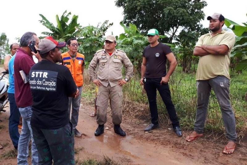 A Defesa Civil do Pará está em plena execução do Plano de Contingência para desastres hidrometeorológicos 2018-2019. As ações têm o sentido de atender municípios em situações mais críticas por conta da intensidade das chuvas previstas para o período do inverno amazônico. A atenção está voltada a possíveis cheias de rios localizados no sul e sudeste paraense, cheias em decorrência das intensas chuvas. Segundo a Defesa Civil, as chuvas nas duas regiões já chegaram 80% do previsto para todo o mês de fevereiro. As equipes de socorro estão monitorando os rios Itacaiúnas, Tocantins, Araguaia e Parauapebas. No último trimestre, compreendido entre outubro a dezembro de 2017, foram registrados 470 mm de índice pluviométrico, 20 pontos a mais que a média histórica entre 1981 e 2010, que foi de 450 mm. Na foto, o Corpo de Bombeiros em Eldorado dos Carajás.

FOTO: DIVULGAÇÃO
DATA: 10.02.2018
PARAUAPEBAS - PARÁ <div class='credito_fotos'>Foto: Divulgação   |   <a href='/midias/2018/originais/18ce6e07-0fa0-41c0-8d99-e4058509f630.jpg' download><i class='fa-solid fa-download'></i> Download</a></div>