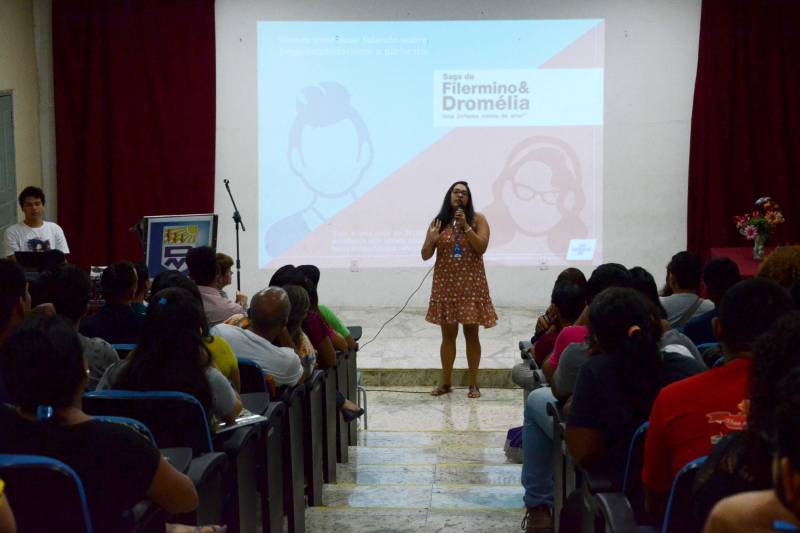 O I Circuito de Palestra do Ensino Profissionalizante promovido pela Escola Técnica Deodoro de Mendonça, em Belém, marcou o acolhimento dos alunos na abertura do ano letivo 2018. O evento foi realizado nesta semana, entre os dias 19 e 21, e trouxe ao debate temas como: Logística e Tecnologias, Gestão de Projetos, Inclusão Escolar, Empreendedorismo e Normas Educacionais. Todos recorrentes dos cursos profissionalizantes oferecidos pela instituição.Cerca de 700 estudantes participaram da programação que terminou com uma palestra da mestre em Educação e técnica do Serviço de Apoio à Micro e Pequenas Empresas (Sebrae-Pará), Isabelle Leite Elleres. Ela falou sobre Empreendedorismo e interagiu com a plateia para estimular  diversos saberes, contribuindo para despertar nos estudantes o desejo de empreender, mas com planejamento prévio para maximizar resultados.

FOTO: FERNANDO NOBRE / ASCOM SEDUC
DATA: 22.02.2018
BELÉM - PARÁ <div class='credito_fotos'>Foto: FERNANDO NOBRE/ASCOM SEDUC   |   <a href='/midias/2018/originais/194f2fb4-7ae6-489f-b1d6-c157b9c77878.jpg' download><i class='fa-solid fa-download'></i> Download</a></div>