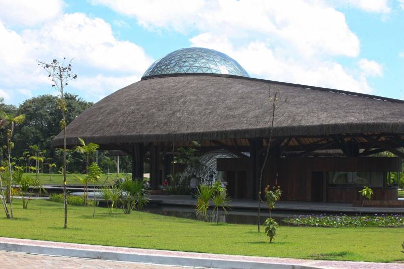 O Parque Estadual do Utinga (PEUt) o mais importante espaço de preservação e estudo da biodiversidade dentro da Região Metropolitana de Belém será reaberto à população a partir desta sexta,16, a partir das 16h30, com apresentações artísticas, com o Boi Veludinho, crianças do Pro Paz e a premiada Orquestra Sinfônica do Theatro da Paz. A apresentação será em um espaço ao ar livre e não será necessária a retirada de ingressos, por esse motivo, a recomendação é que o público chegue cedo, porque a entrada será fechada quando o espaço estiver lotado. No sábado, será realizada uma grande caminhada, a partir das 8 horas, com paradas para informações educativas sobre a fauna, flora e sobre os novos espaços. Por conta da grande quantidade de pessoas, incluindo crianças e idosos, o Corpo de Bombeiros recomendou e, a organização do evento acatou, a necessidade de se evitar durante a manhã do sábado o trânsito de veículos sobre rodas, como carros, bicicletas, skates e patins. Depois das 12 horas e durante todo o funcionamento do parque, a entrada e o uso por praticantes desta modalidade está completamente liberada. No domingo, o parque abrirá às 5h30 e funcionará até as 17h, assim como nos outros dias, de segunda a segunda. As atividades de manutenção do espaço vão requerer que o parque seja fechado para acesso ao público eventualmente, mas essas datas serão definidas de acordo com a demanda. 

FOTO: IGOR BRANDÃO / AG PARÁ
DATA: 15.03.2018
BELÉM - PARÁ <div class='credito_fotos'>Foto: IGOR BRANDÃO / AG. PARÁ   |   <a href='/midias/2018/originais/196af78f-9957-44c6-912b-08beaa772eef.jpg' download><i class='fa-solid fa-download'></i> Download</a></div>