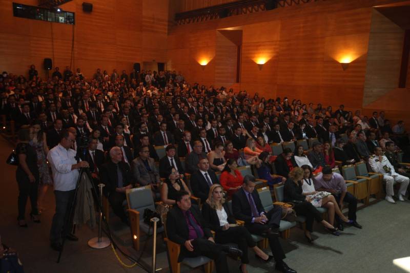 O Pará vai voltar a ter um delegado de polícia para cada município. A posse de 149 novos delegados da Polícia Civil, que aconteceu nesta segunda-feira (26) no Teatro Maria Sylvia Nunes, na Estação das Docas, vai garantir, com sobras, a cobertura completa dos 144 municípios do estado. Aprovados em concurso público, os novos delegados concluíram o curso de Formação da Polícia Civil do Pará no dia 15 deste mês. O curso foi o primeiro do Brasil a incluir sete disciplinas inéditas: Oratória, Atuação Policial frente aos Grupos Vulneráveis, Relacionamento com a Imprensa e Mídias Sociais, Abordagem Psicopatológica do Crime e da Violência, Investigação Financeira no Enfrentamento ao Crime de Lavagem de dinheiro, Noções Básicas de Enfrentamento às Fraudes Veiculares e Linguagem Brasileira de Sinais. O concurso aprovou ainda 300 investigadores, 180 escrivães e 20 papiloscopistas. Os novos policiais civis passaram por quatro meses de formação técnica e profissional na Acadepol. Com a nomeação, o próximo passo será a lotação dos novos servidores públicos nas unidades de Polícia Civil do estado, quando eles saberão em qual região do Pará trabalharão inicialmente.

FOTO: SYDNEY OLIVEIRA / AG. PARÁ
DATA: 26.02.2018
BELÉM - PARÁ <div class='credito_fotos'>Foto: Sidney Oliveira/Ag. Pará   |   <a href='/midias/2018/originais/1a08acc8-fa33-4785-9bf7-c18beff48628.jpg' download><i class='fa-solid fa-download'></i> Download</a></div>