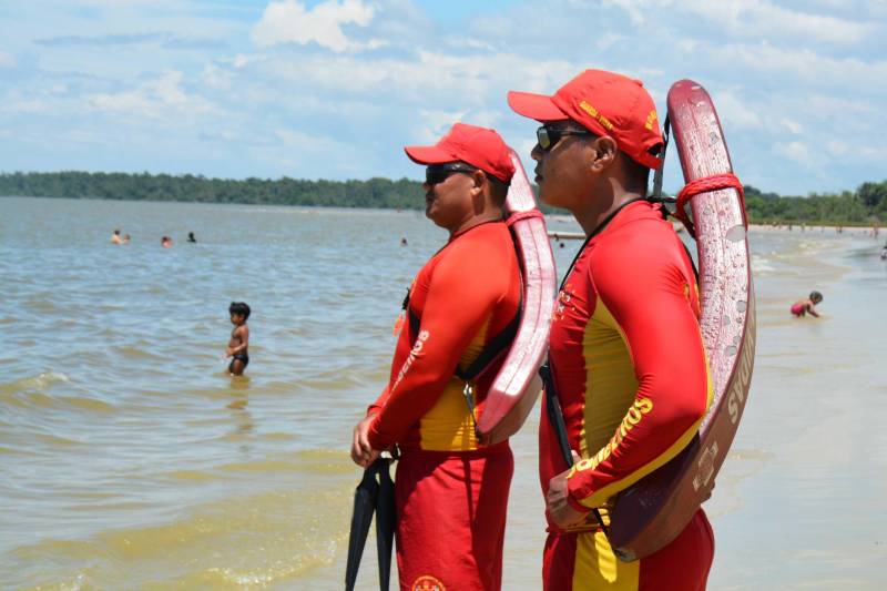 A terça-feira de Carnaval (13) nas praias do município de Barcarena foi marcada pelo trabalho de prevenção e de orientação aos frequentadores. Militares do Corpo de Bombeiros trabalharam intensamente no quarto dia da Operação Carnaval 2018 nas praias e blocos de rua, a fim de garantir a segurança de todos. A festa em Barcarena só terminará na Quarta-feira de Cinzas, com atrações musicais. As praias de Caripi, Vila do Conde, Cupiranga e Sirituba receberam o reforço do efetivo militar para atender os banhistas em qualquer situação. Com a tranquilidade nas praias, não houve registro de ocorrências graves, resultado do trabalho preventivo realizado pelo 6° Grupamento de Bombeiros Militar de Barcarena.

FOTO: ASCOM / CBMPA
DATA: 13.02.2018
BARCARENA - PARÁ
 <div class='credito_fotos'>Foto: ASCOM / CBMPA   |   <a href='/midias/2018/originais/1a5bda37-d647-4eec-86bd-65f5efebdf3a.jpg' download><i class='fa-solid fa-download'></i> Download</a></div>