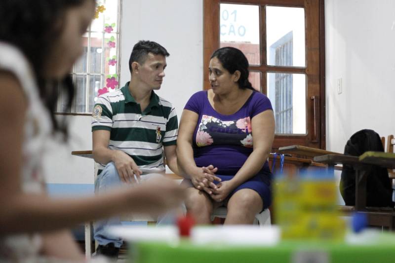 Proporcionar o estreitamento dos laços familiares entre os detentos e os filhos. Esse é o principal objetivo de uma brinquedoteca dentro de uma unidade prisional. No Centro de Recuperação do Coqueiro (CRC), a brinquedoteca foi especialmente decorada e preparada para receber os filhos de detentos pela equipe de profissionais do setor social da unidade. Há cadeiras, brinquedos e livros tornando o ambiente carcerário menos traumático para as crianças. Nesta sexta-feira (16), as irmãs gêmeas Suanne e Suellen, de 10 anos, foram visitar o pai, o detento José Ribeiro Araújo, preso há três anos (foto).

FOTO: AKIRA ONUMA / ASCOM SUSIPE
DATA: 16.02.2018
BELÉM - PARÁ <div class='credito_fotos'>Foto: Akira Onuma / Ascom Susipe   |   <a href='/midias/2018/originais/1a8b08d0-6807-402f-ae76-a64770a76f16.jpg' download><i class='fa-solid fa-download'></i> Download</a></div>