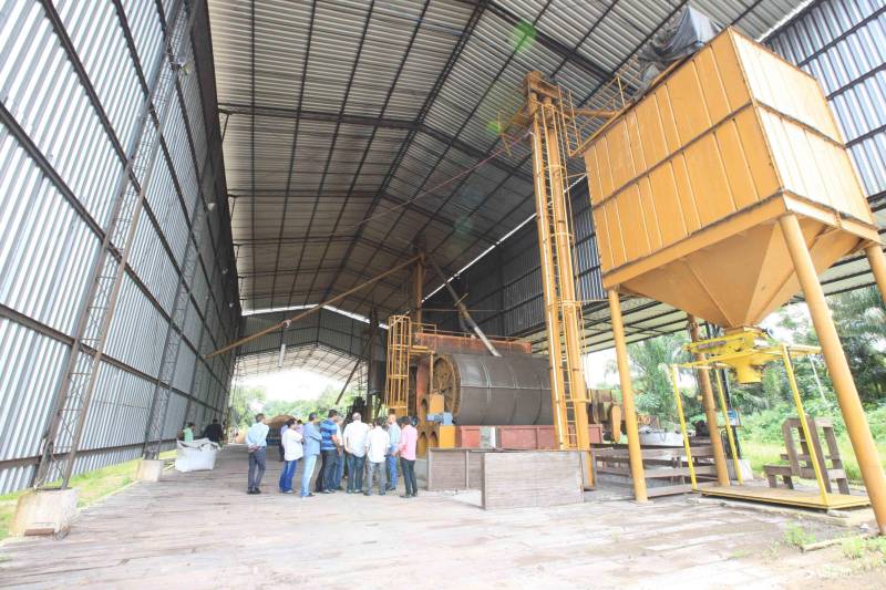 Mais de 300 produtores compareceram à arena Bira's, em Igarapé-Miri, no nordeste paraense, na manhã de quinta-feira (15), em busca de informações sobre crédito, qualificação profissional, regularização fundiária e cadeia produtiva. O público foi atendido pela "Caravana Pará 2030 - Igarapé-Miri", promovida pelo governo do Estado, que levou ao município os serviços de várias secretarias, bancos e instituições ligadas à produção e à intermediação de negócios.

FOTO: RODOLFO OLIVEIRA / AG. PARÁ
DATA: 16.03.2018
IGARAPÉ-MIRI - PARÁ <div class='credito_fotos'>Foto: Rodolfo Oliveira/Ag. Pará   |   <a href='/midias/2018/originais/1b39e81a-7a87-41b1-93b6-172cabbaba35.jpg' download><i class='fa-solid fa-download'></i> Download</a></div>