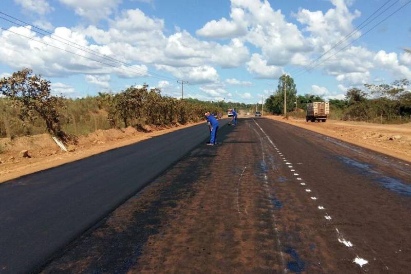 As chuvas começam a diminuir no interior do Estado e os trabalhos de manutenção das estradas paraenses continuam avançando. Serviços de pavimentação com CBUQ (concreto betuminoso usinado a quente) estão sendo realizados na rodovia PA-477 (foto), no trecho de 8 km entre São Geraldo do Araguaia e Piçarra.

FOTO: ASCOM SETRAN
DATA: 11.05.2018
SÃO GERALDO DO ARAGUAIA - PARÁ <div class='credito_fotos'>Foto: ASCOM SETRAN   |   <a href='/midias/2018/originais/1b85afe8-7ed7-4c2b-9ff8-a98a2f00f690.jpg' download><i class='fa-solid fa-download'></i> Download</a></div>