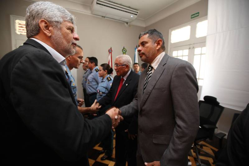 Setenta e duas personalidades civis e militares receberam, na manhã desta terça-feira, 20, no auditório do Palácio dos Despachos, em Belém, a Medalha do Mérito Governador Lauro Sodré, concedida por ocasião das comemorações pelos 101 anos de criação da Casa Militar da Governadoria do Estado, fundada em 12 de fevereiro de 1917. A honraria é destinada a personalidades que prestaram serviços relevantes ao Pará e suas instituições, especialmente à Governadoria do Estado. A solenidade foi aberta pelo governador Simão Jatene, que fez questão de parabenizar a todos os servidores da Casa Militar da Governadoria e aos agraciados com a Medalha Lauro Sodré.

FOTO: ANTONIO SILVA / AG. PARÁ
DATA: 20.02.2018
BELÉM - PARÁ <div class='credito_fotos'>Foto: Antônio Silva/Ag. Pará   |   <a href='/midias/2018/originais/1bb23b97-4ad9-43da-9255-65ebe5dbc014.jpg' download><i class='fa-solid fa-download'></i> Download</a></div>