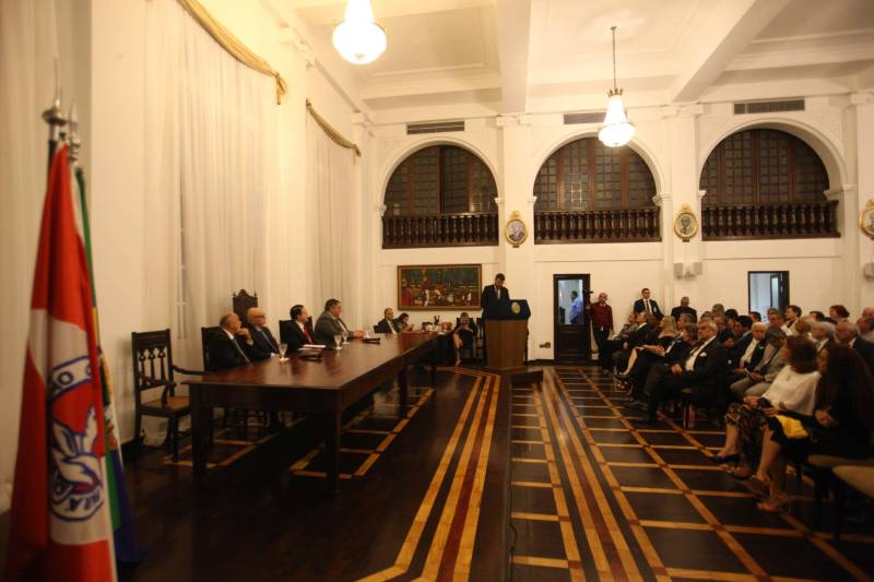 O governador Simão Jatene foi homenageado pela Associação do Corpo Consular no Estado do Pará (ACCP) com a Comenda do Mérito Consular João Clemente Baena Soares. A maior honraria da entidade foi entregue na noite desta quinta-feira (22), no salão nobre do prédio sede da Associação Comercial do Pará (ACP), em Belém.

FOTO: IGOR BRANDÃO / AG. PARÁ
DATA: 22.02.2018
BELÉM - PARÁ <div class='credito_fotos'>Foto: IGOR BRANDÃO / AG. PARÁ   |   <a href='/midias/2018/originais/1beb342b-3bf1-449b-a431-c68bf7bdb03f.jpg' download><i class='fa-solid fa-download'></i> Download</a></div>