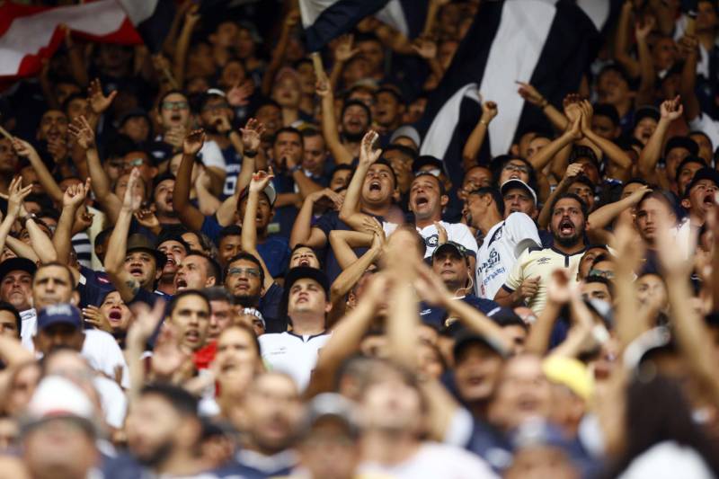 O Clube do Remo venceu o Paysandu por 2 a 1 na tarde deste domingo, partida realizada no Estádio Mangueirão, e largou na frente pelo título do Campeonato Paraense de 2018. 

FOTO: THIAGO GOMES / AG. PARÁ
DATA: 01.04.2018
BELÉM - PARÁ <div class='credito_fotos'>Foto: Thiago Gomes /Ag. Pará   |   <a href='/midias/2018/originais/1c51633e-4cb7-41ed-9ad6-3fed9b6dc86f.jpg' download><i class='fa-solid fa-download'></i> Download</a></div>