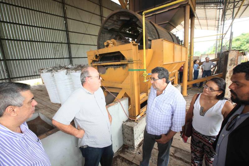 Mais de 300 produtores compareceram à arena Bira's, em Igarapé-Miri, no nordeste paraense, na manhã de quinta-feira (15), em busca de informações sobre crédito, qualificação profissional, regularização fundiária e cadeia produtiva. O público foi atendido pela "Caravana Pará 2030 - Igarapé-Miri", promovida pelo governo do Estado, que levou ao município os serviços de várias secretarias, bancos e instituições ligadas à produção e à intermediação de negócios.

FOTO: RODOLFO OLIVEIRA / AG. PARÁ
DATA: 16.03.2018
IGARAPÉ-MIRI - PARÁ <div class='credito_fotos'>Foto: Rodolfo Oliveira/Ag. Pará   |   <a href='/midias/2018/originais/1c530f51-63d3-4247-95b0-5d07b8bb6171.jpg' download><i class='fa-solid fa-download'></i> Download</a></div>