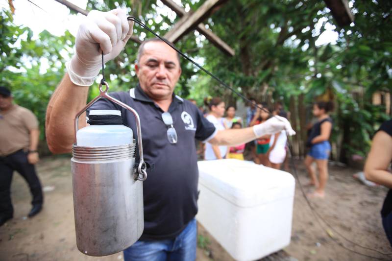 As ações do governo do Estado são imediatas no município de Barcarena, mais especificamente nas comunidades Bom Futuro e Vila Nova, localizadas na área das bacias de rejeitos da Hydro. A primeira medida é a coleta da água dos poços artesianos, para verificar se está própria para o consumo humano. Nesta sexta-feira (23), técnicos do Laboratório Central do Estado (Lacen) começaram o trabalho, que faz parte do conjunto de ações do grupo de trabalho montado pelo governo depois que o Instituto Evandro Chagas confirmou a contaminação da área.

FOTO: MÁCIO FERREIRA / AG. PARÁ
DATA: 23.02.2018
BARCARENA - PARÁ <div class='credito_fotos'>Foto: MÁCIO FERREIRA/ AG. PARÁ   |   <a href='/midias/2018/originais/1c896ce9-4875-4fd2-b360-275b852d008f.jpg' download><i class='fa-solid fa-download'></i> Download</a></div>