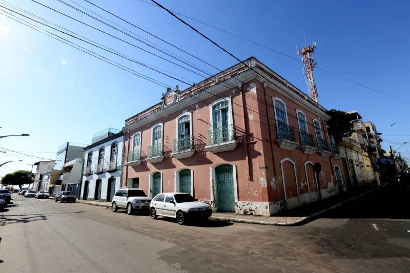 Santarém, hoje o polo da região, e Óbidos, berço dos grandes Inglês de Souza e José Veríssimo, são dois desses redutos, onde a herança portuguesa está presente nas ruas, nas edificações, nos costumes e na religiosidade. Na Avenida Adriano Pimentel, ainda no centro de Santarém, está a antiga Casa Elza (foto), sobrado em estilo colonial português construído no fim do século XIX, com inúmeras portas em formas de arco. 

FOTO: SIDNEY OLIVEIRA / AG. PARÁ
DATA: 28.07.2017
SANTARÉM - PARÁ <div class='credito_fotos'>Foto: Sidney Oliveira/Ag. Pará   |   <a href='/midias/2018/originais/1ca7f36a-b339-4a9e-bfad-55cd0cee2527.jpg' download><i class='fa-solid fa-download'></i> Download</a></div>