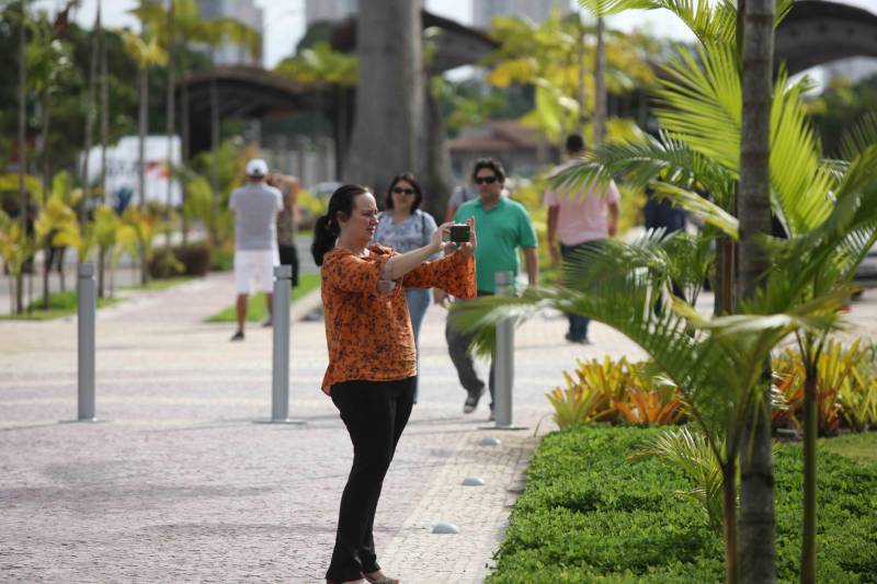 O Parque Estadual do Utinga (PEUt) o mais importante espaço de preservação e estudo da biodiversidade dentro da Região Metropolitana de Belém será reaberto à população a partir desta sexta,16, a partir das 16h30, com apresentações artísticas, com o Boi Veludinho, crianças do Pro Paz e a premiada Orquestra Sinfônica do Theatro da Paz. A apresentação será em um espaço ao ar livre e não será necessária a retirada de ingressos, por esse motivo, a recomendação é que o público chegue cedo, porque a entrada será fechada quando o espaço estiver lotado. Na foto, Patrícia Bentes Diniz.

FOTO: SIDNEY OLIVEIRA / AG PARÁ 
DATA: 16.03.2018 
BELÉM - PARÁ <div class='credito_fotos'>Foto: Sidney Oliveira/Ag. Pará   |   <a href='/midias/2018/originais/1d08babf-d789-4fa7-944a-87809cda6a6c.jpg' download><i class='fa-solid fa-download'></i> Download</a></div>