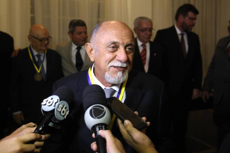 O governador Simão Jatene (foto) foi homenageado pela Associação do Corpo Consular no Estado do Pará (ACCP) com a Comenda do Mérito Consular João Clemente Baena Soares. A maior honraria da entidade foi entregue na noite desta quinta-feira (22), no salão nobre do prédio sede da Associação Comercial do Pará (ACP), em Belém.

FOTO: IGOR BRANDÃO / AG. PARÁ
DATA: 22.02.2018
BELÉM - PARÁ <div class='credito_fotos'>Foto: IGOR BRANDÃO / AG. PARÁ   |   <a href='/midias/2018/originais/1d1a95be-3078-4464-ab02-e0af1a4adbb1.jpg' download><i class='fa-solid fa-download'></i> Download</a></div>