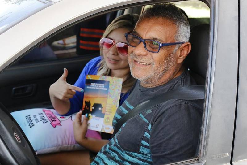 Agentes de educação para o trânsito e de fiscalização do Departamento de Trânsito do Estado (Detran) promoveram, na manhã deste sábado (10), uma operação, em conjunto com a Polícia Militar (PM), no pórtico do município de Vigia, PA 412. Durante a ação, que faz parte da "Operação Carnaval 2018", foram abordados mais de 60 condutores. As abordagens educativas visam conscientizar os motoristas que escolheram Vigia como destino para passar o feriado de carnaval. Dentre os alertas passados pelos agentes de educação estão a importância da utilização dos dispositivos de segurança, tanto para passageiros adultos quanto para crianças, e os perigos da mistura álcool e direção. Já as abordagens de fiscalização, buscam reduzir os índices de acidentes e veículos circulando em condições irregulares. Na foto, Daniel oliveira.

FOTO: ASCOM DETRAN
DATA: 10.02.2018
VIGIA - PARÁ <div class='credito_fotos'>Foto: ASCOM DETRAN   |   <a href='/midias/2018/originais/1d7e3d93-5051-4da1-ac75-4c9075c45fe9.jpg' download><i class='fa-solid fa-download'></i> Download</a></div>